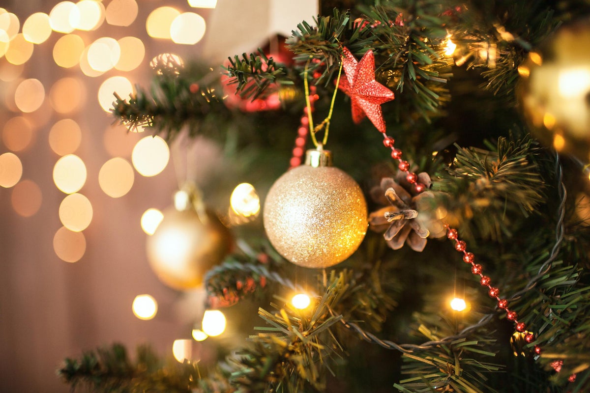 How to Decorate a Christmas Tree in Easy Steps